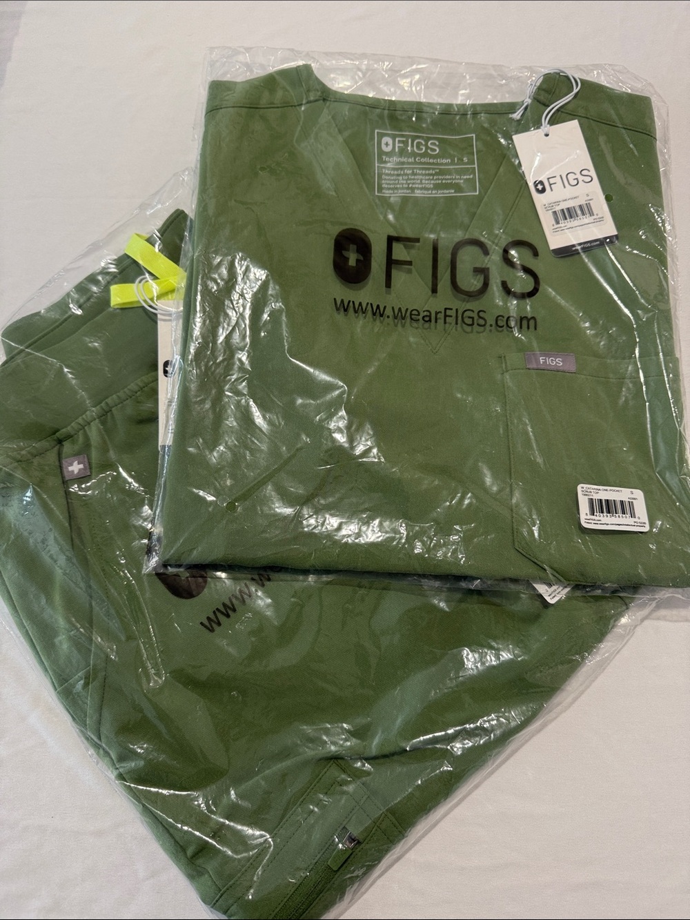 NEW FIGS Fern Catarina Scrub Top & Zamora Jogger Set